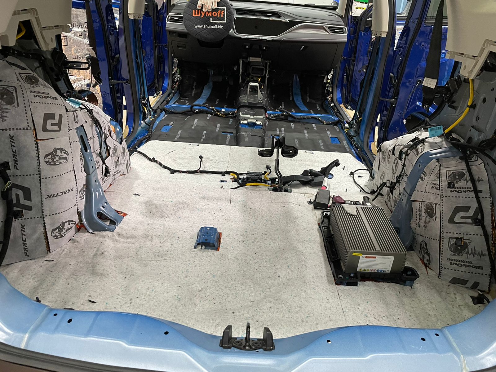 шумоизоляция Geely Atlas Pro пол 2 слой шумопоглотитель